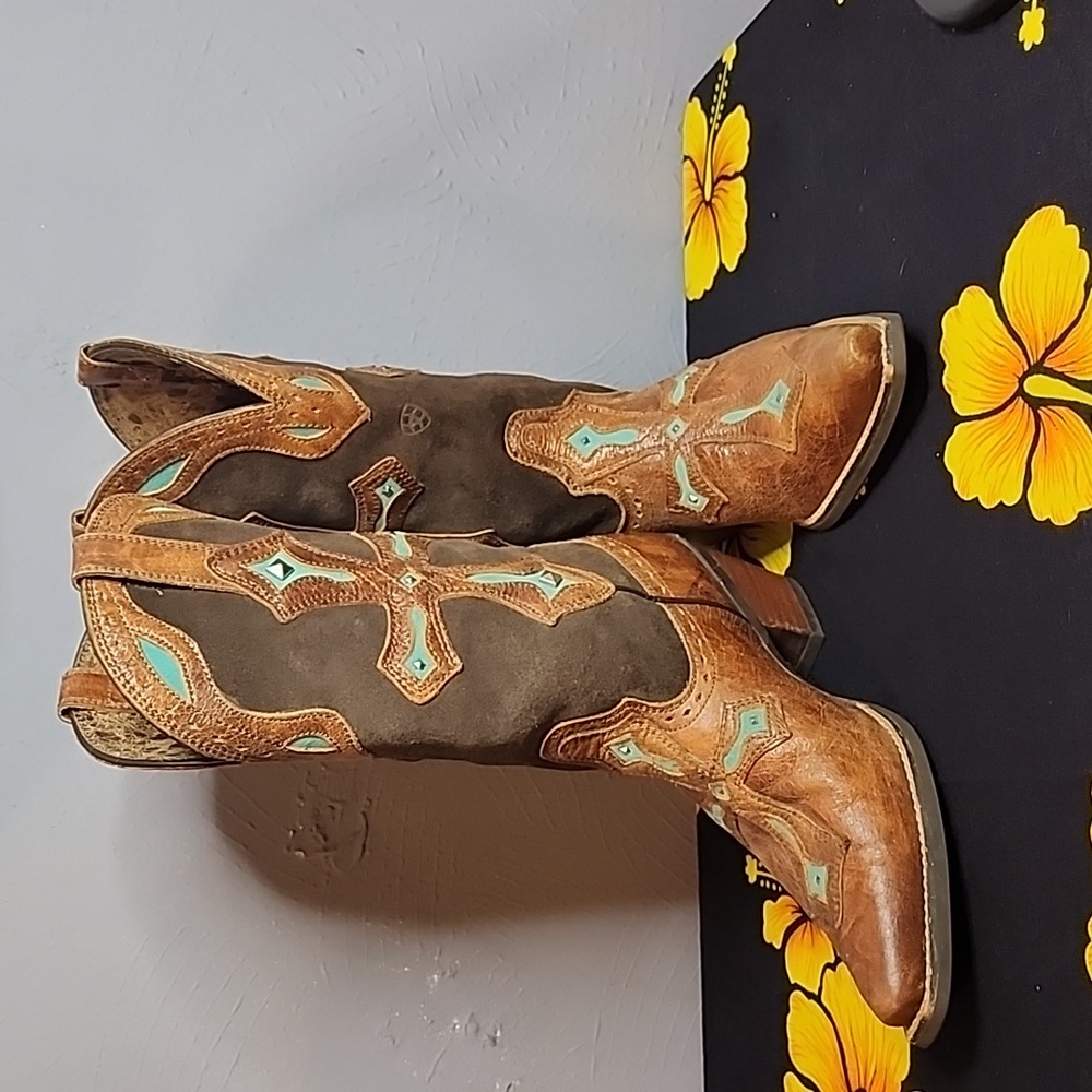 Ariat size 6B only worn 1 time in excellent new condition! Turquoise and brown💕